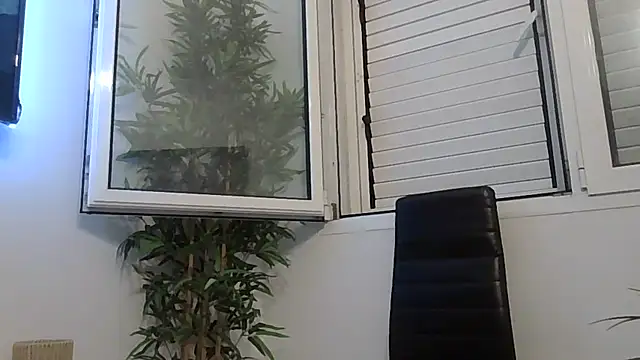 yanick931 stripchat live cam model