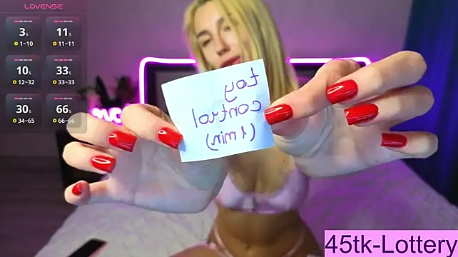 ToxicDollKiss stripchat live cam model