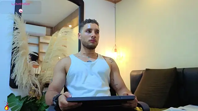 Kiing_001 stripchat live cam model
