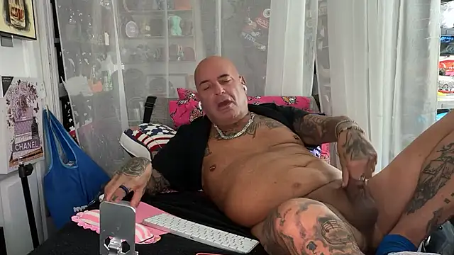 lovetatts64 stripchat live cam model