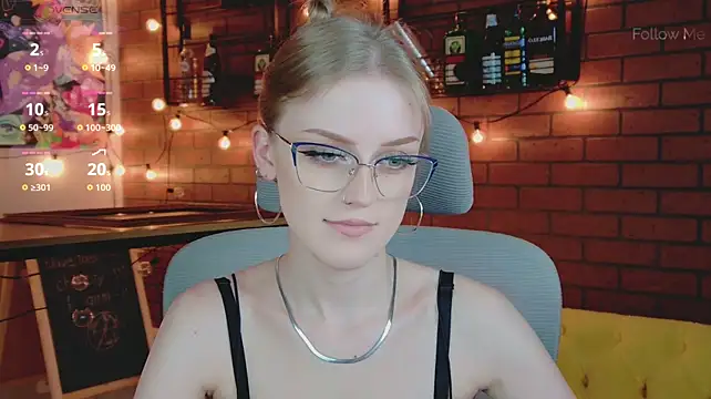KiraMontoya stripchat live cam model