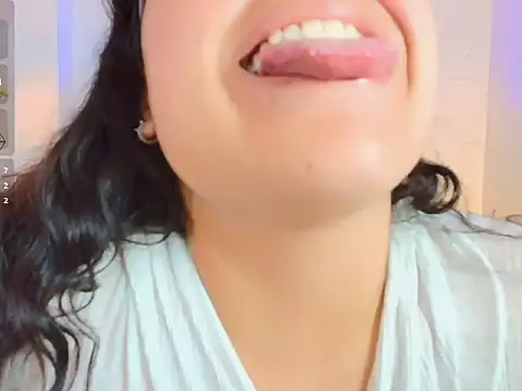 Moonnblue_ stripchat live cam model