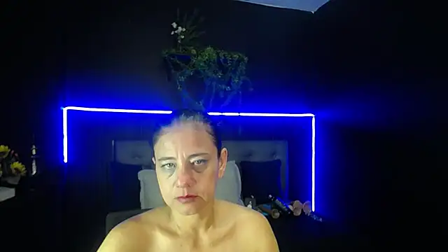 sasi_luna stripchat live cam model