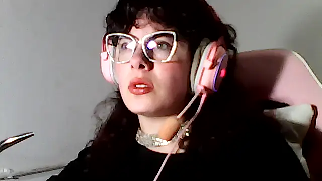 Owly_bloom stripchat live cam model