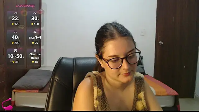 MadieeLorez stripchat live cam model