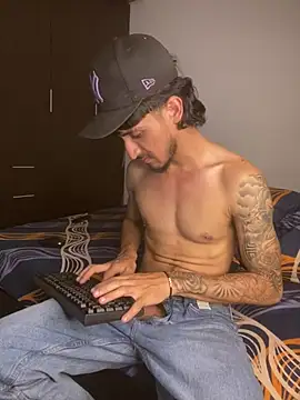 Kriss_Edwards stripchat live cam model