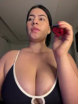 Saanvi21 stripchat live cam model