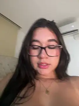 Emi_blair stripchat live cam model
