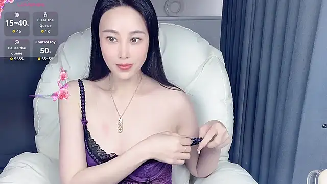 UcUiiy stripchat live cam model