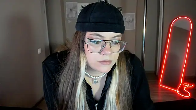 MiraTorson stripchat live cam model
