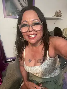 Reynagirl stripchat live cam model