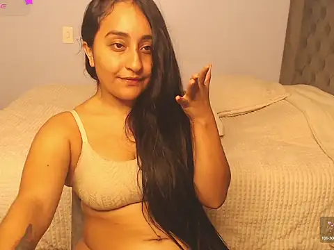 Lunha88 stripchat live cam model