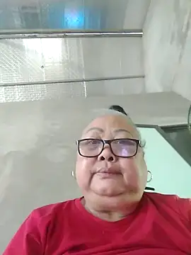YourMomy- stripchat live cam model
