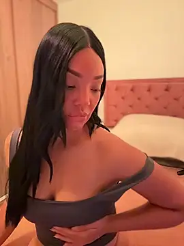 JennLeMoka stripchat live cam model