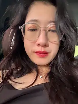 weiwei103 stripchat live cam model
