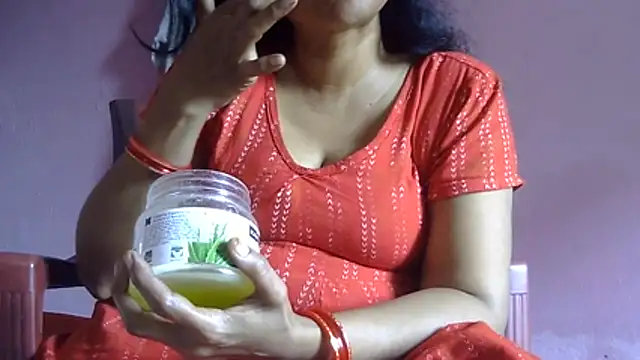Pooja-suman stripchat live cam model