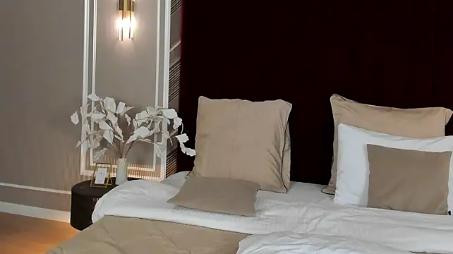 CamillaLarson stripchat live cam model