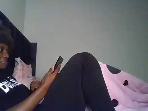 Smalltittsbigass stripchat live cam model