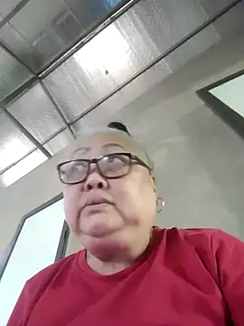 YourMomy- stripchat live cam model