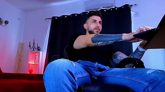 MightyAaron66 stripchat live cam model