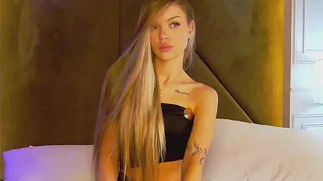 MarilynNova stripchat live cam model