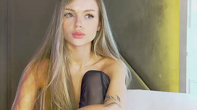 MarilynNova stripchat live cam model