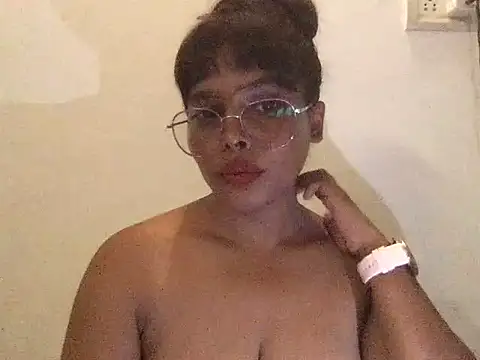 raveena_hot stripchat live cam model