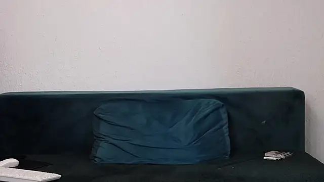 EmilyJenner stripchat live cam model