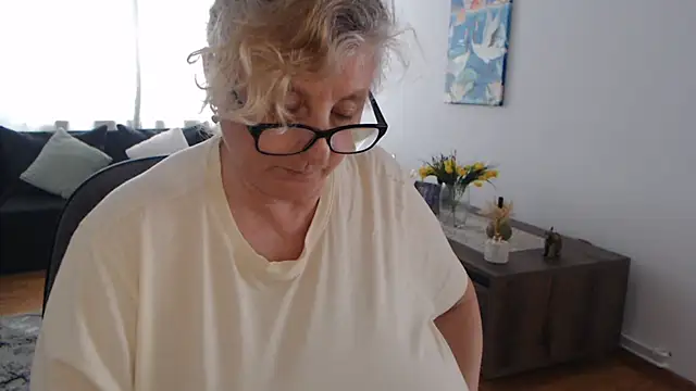 NoraMelow stripchat live cam model