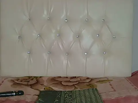 CreamyCaramelGrip stripchat live cam model