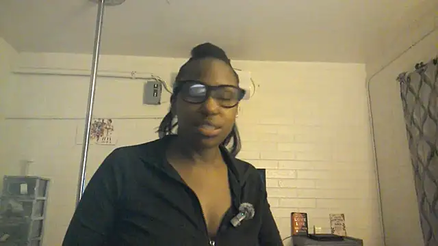 Xochillovemoney2 stripchat live cam model