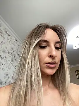 GoldenDoll1 stripchat live cam model