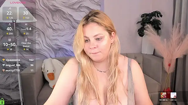 WetLuna1 stripchat live cam model