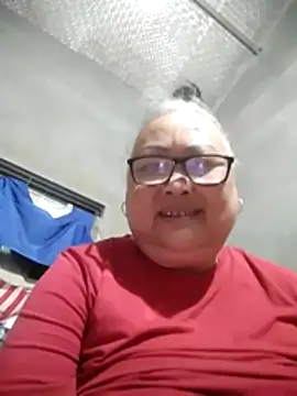 YourMomy- stripchat live cam model
