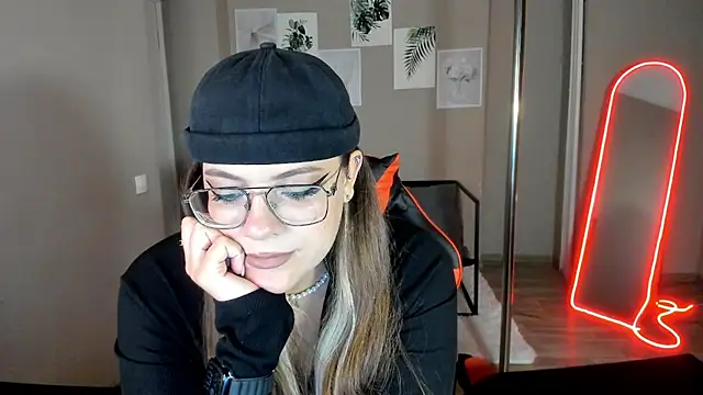 MiraTorson stripchat live cam model