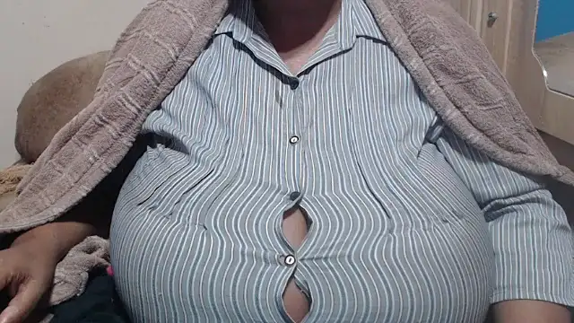 CUTEFIRMMELONSS stripchat live cam model