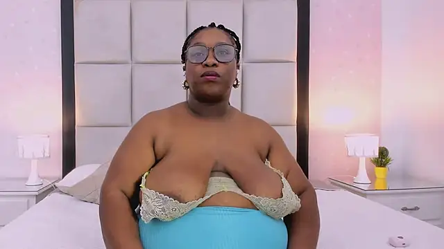 TreisyVixen stripchat live cam model