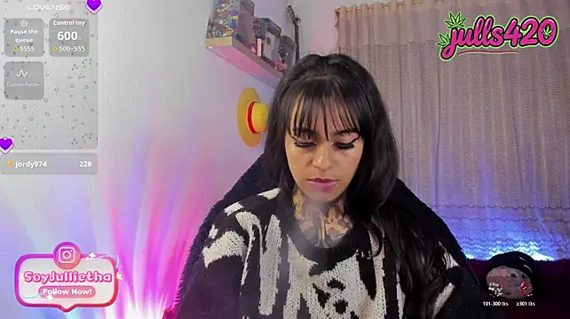 Julls420_ stripchat live cam model