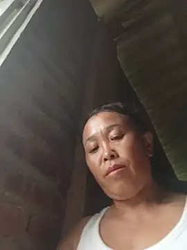 mi-key- stripchat live cam model