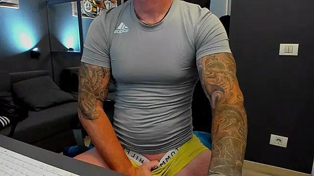 AronGrant stripchat live cam model