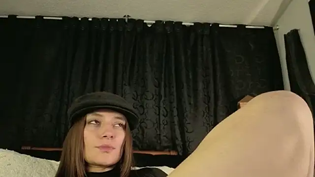 Hat_girl stripchat live cam model