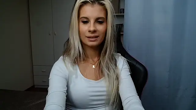 KristineGlow stripchat live cam model
