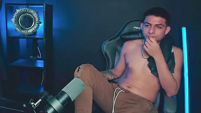 ALPHA_LATINO stripchat live cam model
