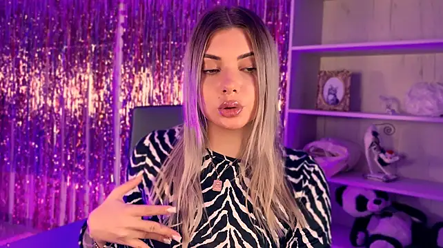 HyileyClark stripchat live cam model