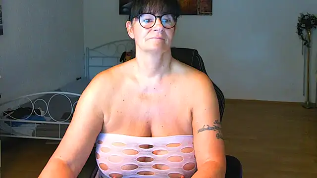 Sylly stripchat live cam model