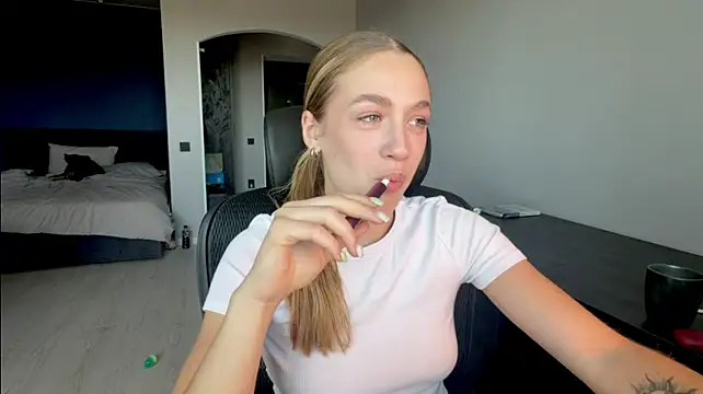 _Lovita stripchat live cam model