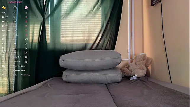 MissLuxxi stripchat live cam model