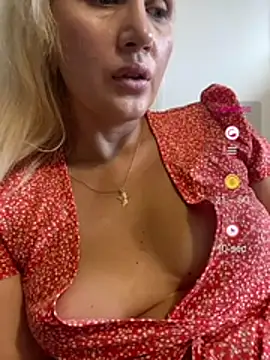 YourBlondee stripchat live cam model