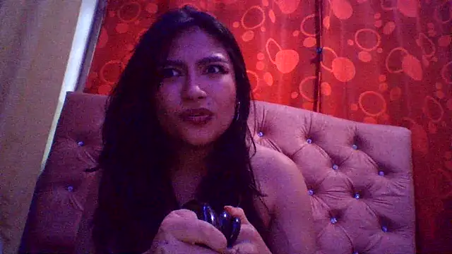 Thania- stripchat live cam model