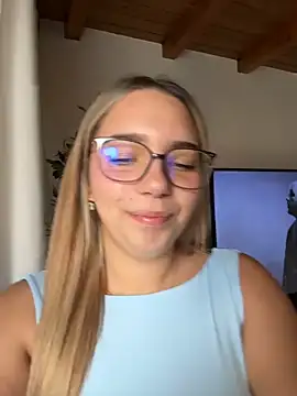 Naomi-Klein stripchat live cam model